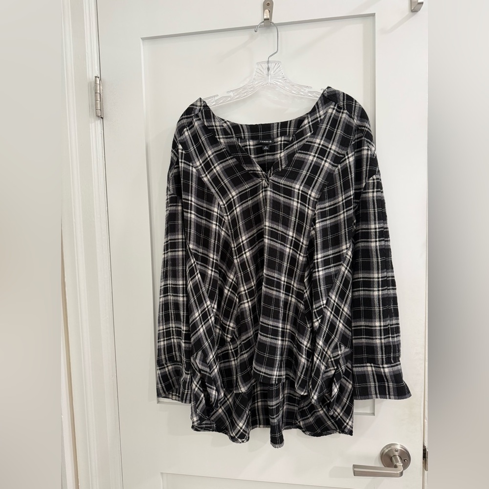 Torrid black + white + gray plaid v neck oversized top (size 0, fits like L)